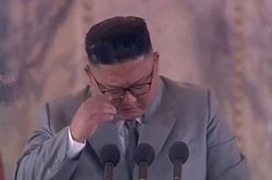Ông Kim Jong Un rơi nước mắt trong lễ duyệt binh