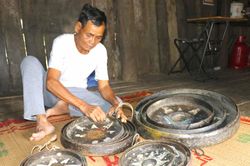 Kbang gìn giữ 'báu vật' cồng chiêng
