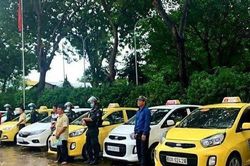 Tạm giữ 7 tài xế taxi hỗn chiến tranh khách trước cổng viện
