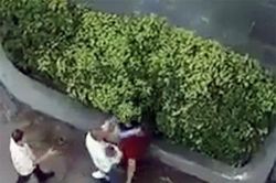 Xác minh thông tin người đàn ông ôm con nhỏ đánh đập phụ nữ