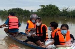 Công Vinh mong Thủy Tiên bình an giữa mưa lũ