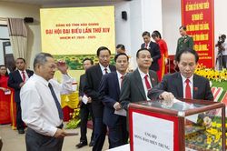 Đại biểu dự Đại hội Đảng bộ tỉnh Hậu Giang đóng góp ủng hộ miền Trung