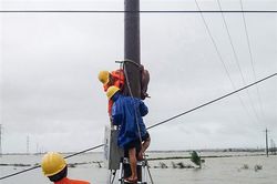 Khẩn trương khắc phục nhanh, an toàn các sự cố lưới điện do lũ lụt