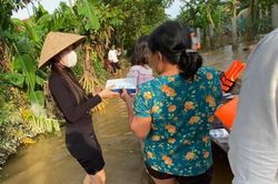Thủy Tiên xắn quần lội nước đi cứu trợ bà con vùng lũ miền Trung