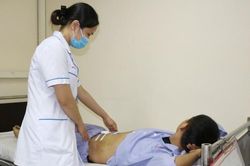 Chàng trai bị rách cơ bụng vì tập thể dục sai cách