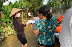 Ngắm trang phục giản dị của Thủy Tiên trong mỗi chuyến đi từ thiện