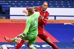 Van Dijk nghi bị đứt dây chằng đầu gối, nguy cơ nghỉ thi đấu 8 tháng