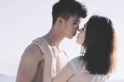 Chồng kém vợ 11 tuổi tiết lộ lý do tình nguyện làm 'phi công'