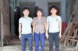 Gánh hàng vặt của người mẹ nghèo ở Nghệ An nuôi 3 con vào giảng đường đại học