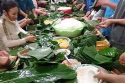 Ấm lòng người dân xứ Nghệ gói bánh chưng tiếp tế bà con vùng lũ lụt