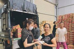 Thủy Tiên bị săm soi, 'bóc giá' trang phục khi đi cứu trợ miền Trung