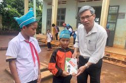 'Cặp lá yêu thương' cho học sinh nghèo xã Ia Tôr