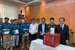 Người Việt tại Brunei và Campuchia quyên góp ủng hộ đồng bào miền Trung