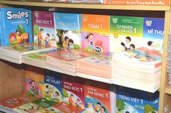 Cung ứng sách giáo khoa với mức hỗ trợ đặc biệt cho học sinh vùng lũ