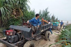 Ngư dân Hà Tĩnh gấp rút đưa tàu thuyền vào nơi tránh trú trước bão số 8