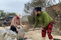 Người dân Quảng Ngãi hối hả lo chống bão số 9