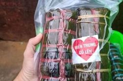 Không có chuyện bà con vùng lũ vứt bỏ bánh chưng cứu trợ!
