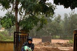 Bão số 9 đổ bộ khiến Quảng Trị mưa to, việc dọn dẹp sau lũ thêm khó
