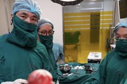 Bụng to tưởng tăng cân, người phụ nữ 49 tuổi bất ngờ phát hiện khối u xơ nặng 2.300g