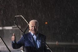 Ông Joe Biden đội mưa vận động cử tri ở bang chiến địa