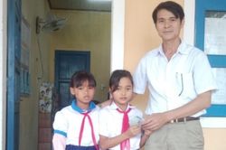 Học sinh lớp 5 trả lại 5 triệu đồng trong áo quần ủng hộ bão lụt