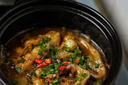 Làm cá hú kho trái bần vị miền Tây