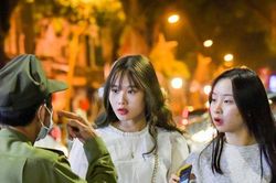 Hà Nội: 'Quên' khẩu trang, nhiều người không được vào phố đi bộ