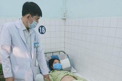 Chiếc xương cá dài 3cm đâm thủng ruột người phụ nữ ở TP.HCM