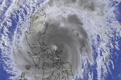 Bão Vamco mạnh cấp 12, áp sát đất liền Philippines