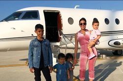 Bạn gái Ronaldo đi phát quà Giáng sinh bằng phi cơ riêng
