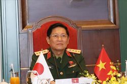 Đại tướng Ngô Xuân Lịch điện đàm với Bộ trưởng Bộ Quốc phòng Nhật Bản