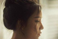 Giữa vòng xoáy này em biết bấu víu ai?
