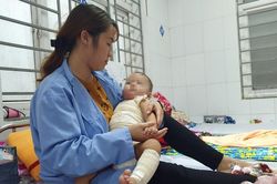 Con bị hoại tử sau khi mẹ đưa đến thầy lang chữa bỏng