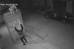 Cặp đôi trèo từ tầng 4 xuống đất để bùng tiền thuê phòng