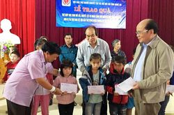 Hội Bảo trợ Bệnh nhân nghèo - Người tàn tật và Trẻ mồi côi Lâm Đồng trợ vốn cho đồng bào vùng lũ 5 tỉnh miền Trung