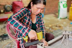 Tăng thu nhập từ mô hình đan bàn ghế sợi nhựa hiệu quả ở xã Mađaguôi