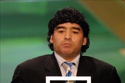 Huyền thoại bóng đá Diego Maradona qua đời