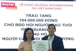 Tổ chức HelpAge International tại Việt Nam hỗ trợ 104 triệu đồng cho người cao tuổi bị ảnh hưởng bởi lũ lụt