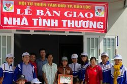Tặng nhà tình thương cho hộ nghèo xã Lộc Nam