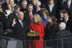 Jill Biden từng mặc bikini xông vào phòng họp để ngăn chồng tranh cử