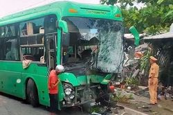 Ô tô khách đối đầu xe bồn rồi tông hàng loạt xe máy, nhiều người bị thương