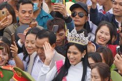 Hàng nghìn người dân xếp hàng chào đón, chúc mừng hoa hậu Đỗ Thị Hà