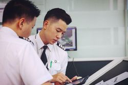 Chàng phi công điển trai, với bảng thành tích nhiều người mê