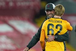 Klopp lao ra ôm học trò, nói điều bất ngờ sau khi thắng Ajax