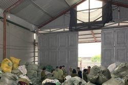 Thu giữ kho hàng thời trang 'sida' nhập lậu lớn nhất miền Bắc