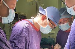 Thiếu niên 16 tuổi nguy kịch vì gãy 5 xương sau tai nạn giao thông