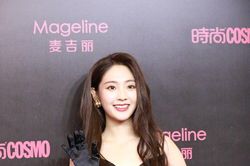Không lộ hàng thì cũng rơi tóc giả trên thảm đỏ: Hình Phi sáng nhất show 'Cosmo 2020' năm nay!