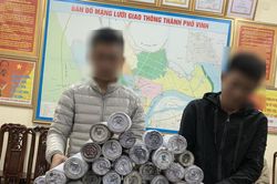 Nhóm học sinh ở thành phố Vinh cuốn pháo nổ mang đi bán