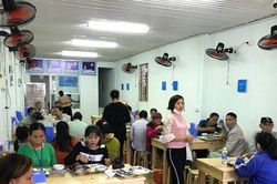 Điều đặc biệt tại quán cơm 2.000 đồng ở Nghệ An và những mảnh đời khốn khó