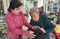 Nữ sinh kể lúc bị gã côn đồ đánh sau va chạm xe